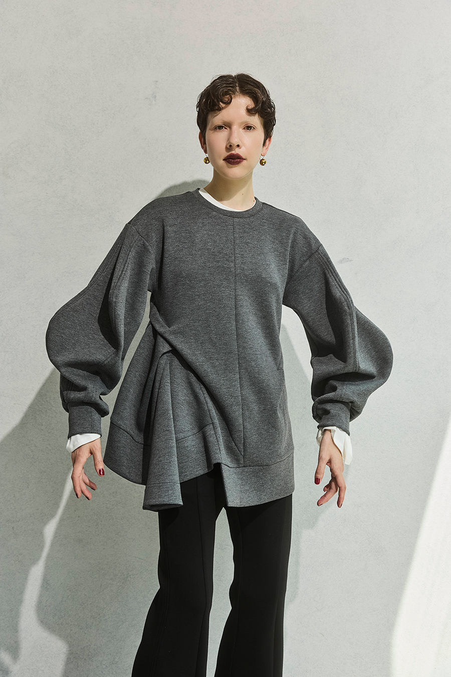 DOUBLE CURVE SLEEVE TOP