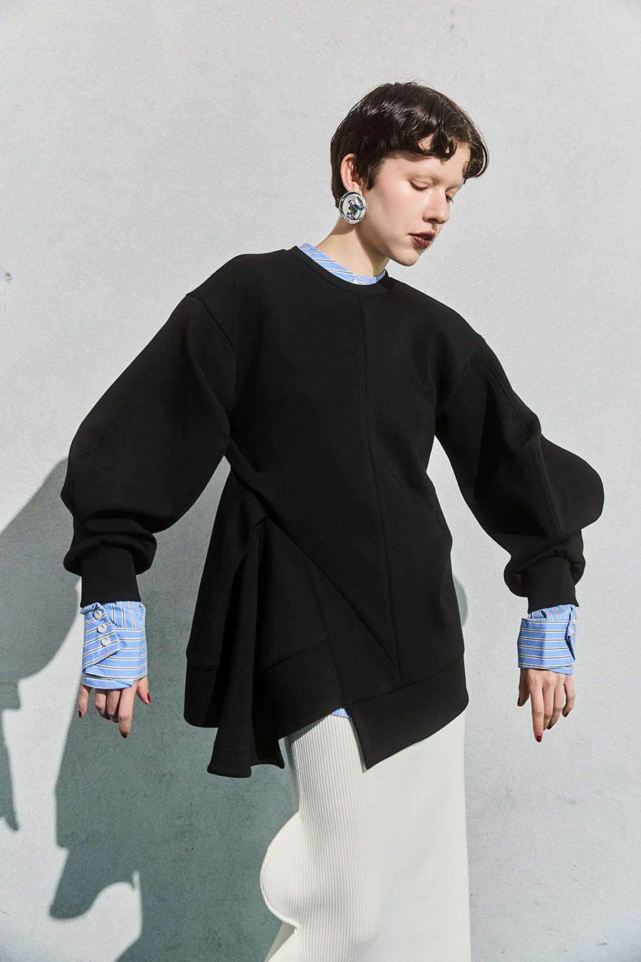 DOUBLE CURVE SLEEVE TOP