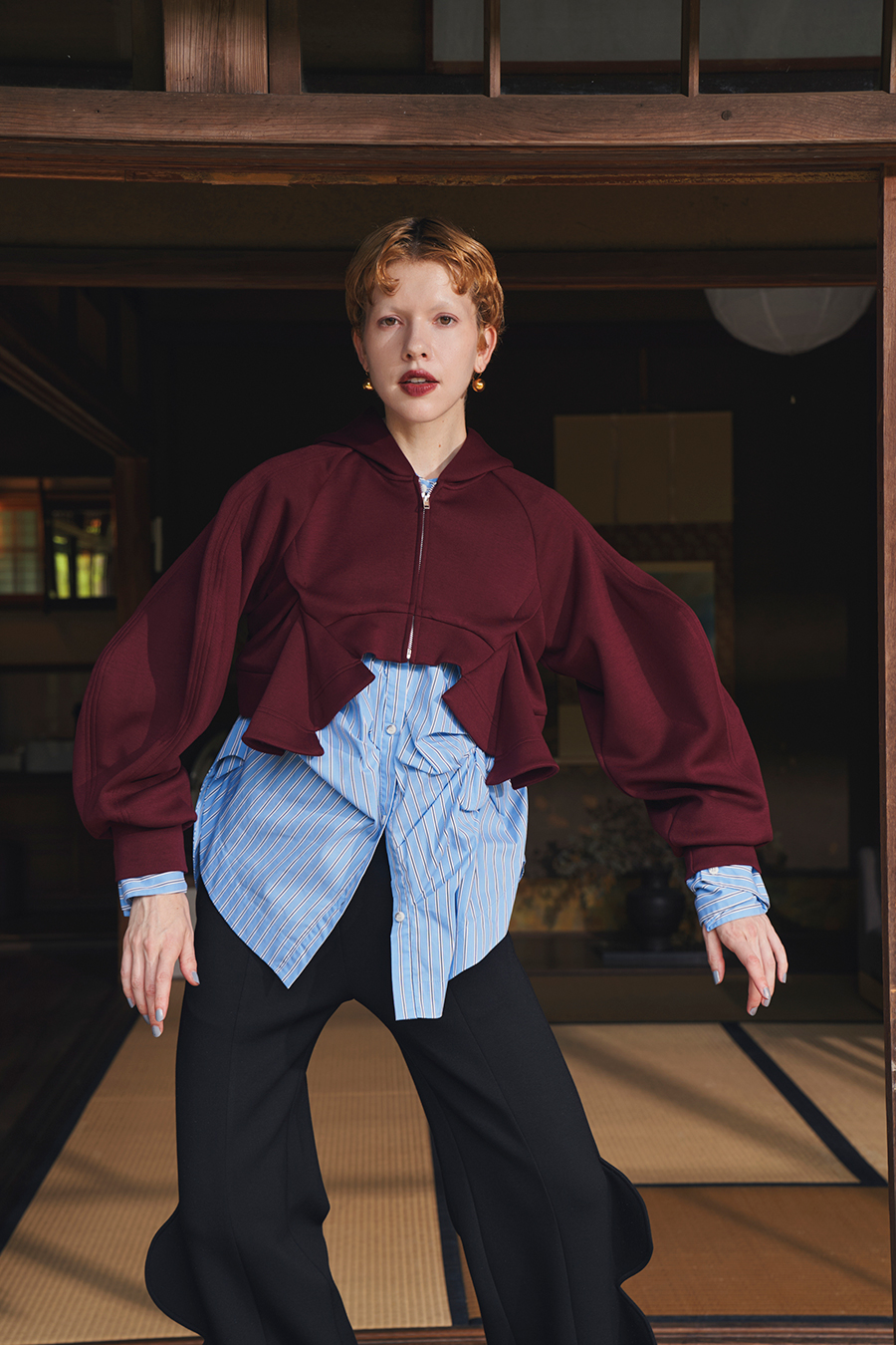 DOUBLE CURVE SLEEVE SHORT HOODIE